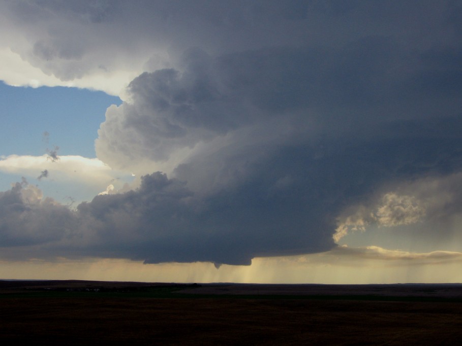 tornadoes funnel_tornado_waterspout : E of Wanblee, South Dakota, USA   7 June 2005