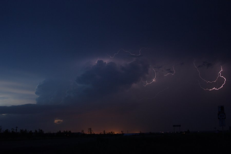 lightning lightning_bolts : S of Bismark, North Dakota, USA   27 May 2006