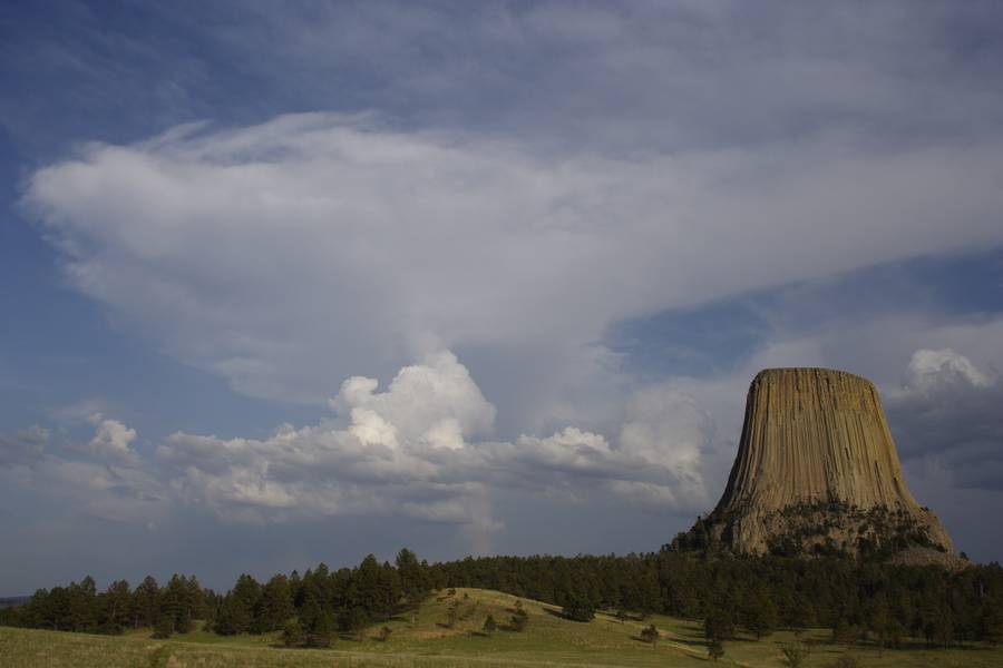 thunderstorm cumulonimbus_incus : Devil's Tower, Wyoming, USA   18 May 2007