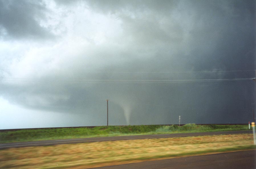 tornadoes funnel_tornado_waterspout : near White Deer, Texas, USA   29 May 2001