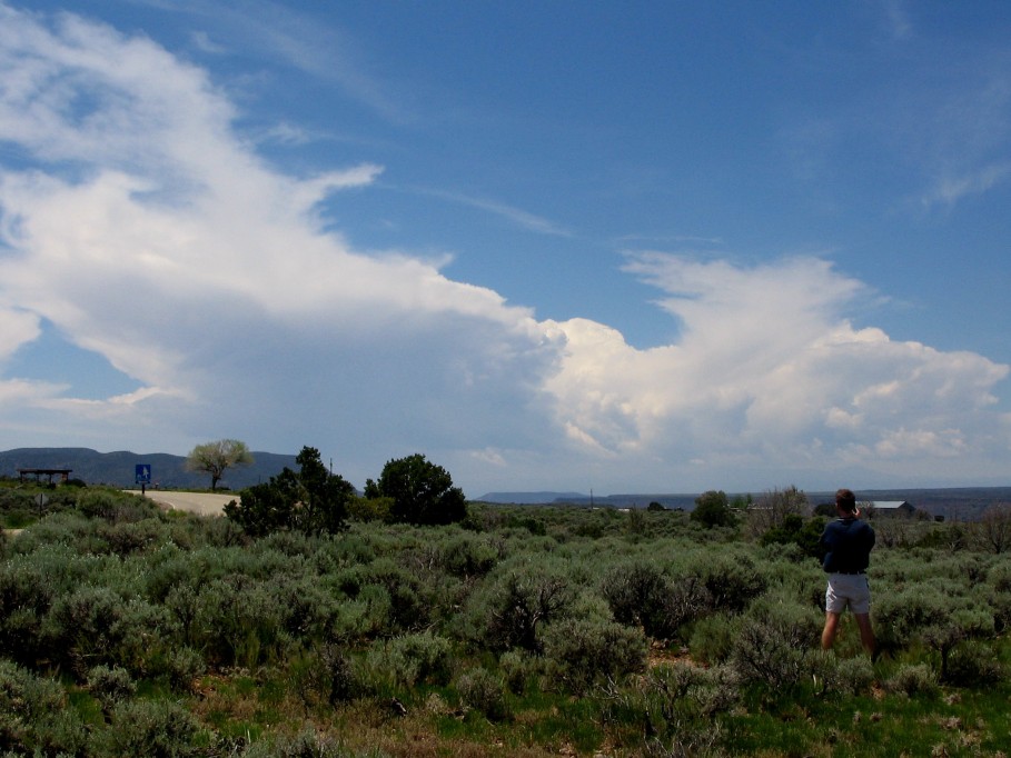 thunderstorm cumulonimbus_incus : S of Taos, New Mexico, USA   27 May 2005
