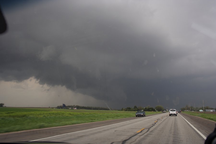 tornadoes funnel_tornado_waterspout : near Pratt, Kansas, USA   5 May 2007