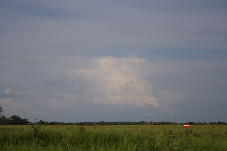 thunderstorm cumulonimbus_incus : S of Blackwell, Oklahoma, USA   11 May 2007